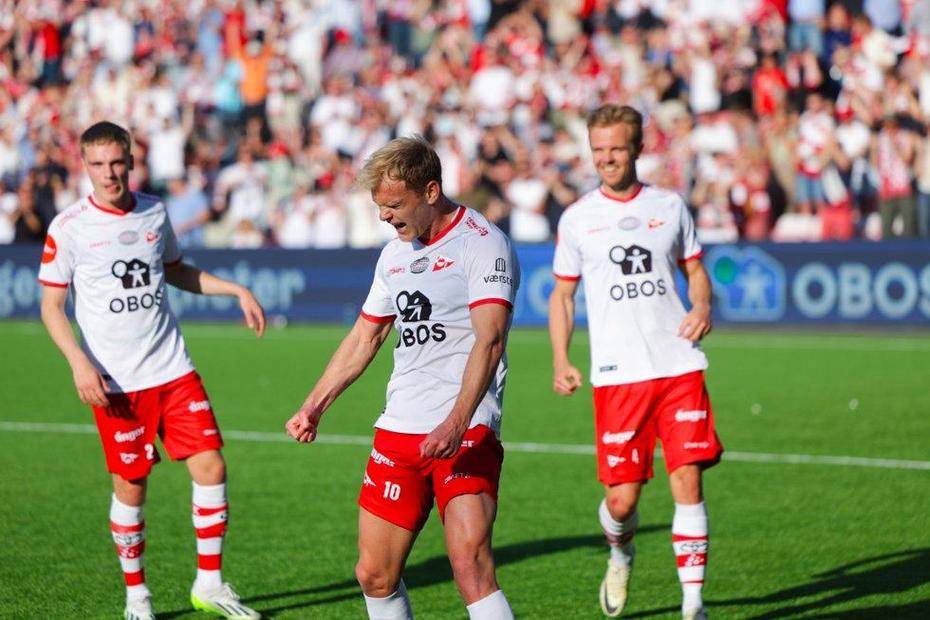 九游在线入口 -转折点!拉齐奥远射贴柱,英超转会期攻防权衡,引发热议,轮换策略成焦点