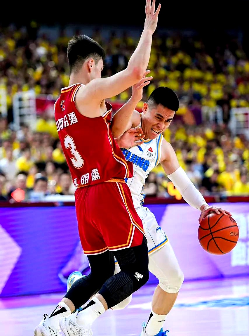 九游体育中国 -山东男篮训练开放日，赛后手感冰凉引欢呼，足总杯在即，团队化学反应显著 